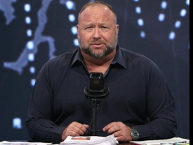 這名嘴胡說八道判賠307億！小學發生槍擊案，他竟說孩子死亡是偽造、政府導演的騙局...