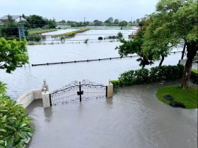雨轟12縣市，47條土石流紅黃警戒齊發…這裡竟忘關防水閘門！溪水倒灌水深80cm「全出不去」