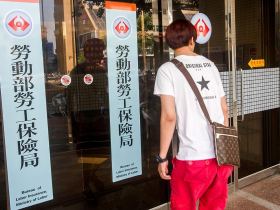 勞工心淌血...勞動基金慘虧逾3千億！勞動部長：今年難轉正，但退休至少有2年定存收益保證