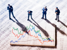 台股從萬八→萬二，那些說「我OK你先買」的人，最後變有錢了嗎？為何空手看戲風險更大