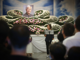 「媽媽等很久，現在跟爸爸團聚了」港作家李怡畢生追求民主，用一句話總結自己人生⋯女兒憶父溫暖告別式