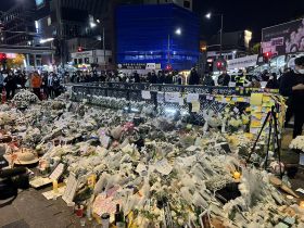 梨泰院11通報案電話，警一句話打發「署長懲處停職」！她幫亡者手腳併攏、商家幫拜菜「超心碎」