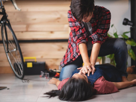 每平方公尺超過六人就有危險  風險辨識是逃生關鍵 身陷大量人潮  防範壓迫性窒息