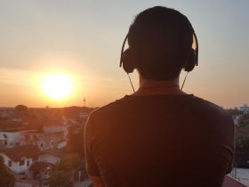 「不想過充滿銅臭味的日子」小老闆賣賺錢公司、買工作室玩黏土：人無法改變是因為你還不夠痛苦