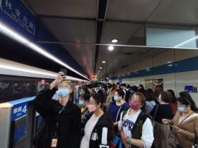 板南線下班時間又出包！忠孝新生站「列車延誤」人潮擠月台...北捷回應「這東西害的」