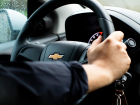 賣掉無力供養的跑車，我用3萬元買下二手國產車...破產教我的理財事：盲目攀比炫耀，活棋也會成死局