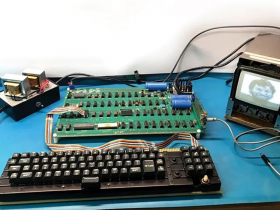 MacBook「曾曾祖父」光溜溜但太值錢！除了能「正常工作」，主機板有「賈伯斯痕跡」讓它天價賣出