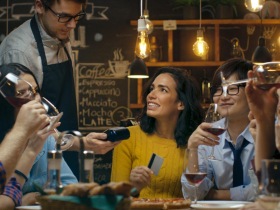 「我先付帳，再給我錢就好！」會計師幫你算：聚餐時搶著先刷卡買單，可以賺到哪些好處？