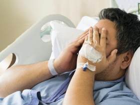 他爆肝拼「提早退休」，年薪破百萬擁2房！43歲科技男1個人住院才領悟：高薪都是健康換來的