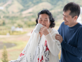 從什麼時候開始感覺媽媽老了？當我準備被她劈頭蓋臉痛罵一頓時，她卻說了句「我聽你的」