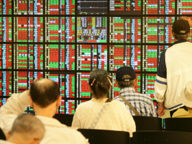 景氣出現全面性衰退「藍燈」，市場氣氛陷入悲觀，郭恭克：在股市低檔人棄我取，才能成為贏家