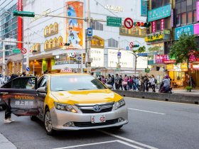 扛1天大夜班累3天！月薪6萬速食店經理30多歲轉職開小黃：我開計程車3年，沒有一年收入低於百萬