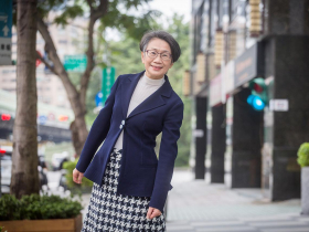 曾向卓永財痛哭「我很難再幹下去」...蔡惠卿從小編熬成黑手女總座：50歲考取車床證照，我的人生60才開始