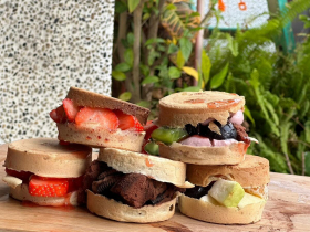 日做上百顆紅豆餅全靠老闆一人！行動收銀台大助攻