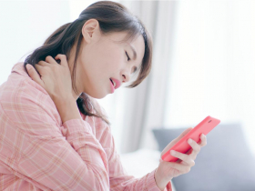 常滑手機傷頸椎，從肩頸一路痠麻到手指...復健拉脖子都沒用怎麼辦？一個小動作，拯救你的肩膀和脖子