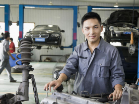 14歲家境垮了，高職建教班車床學徒月領2.4萬低薪「8個小時都在流汗」，如何28歲身價破800萬？