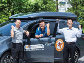 司機斜槓成照服員，「最懂計程車司機的教授」幫升級…疫情接逾4000位確診者：沒一位司機染疫