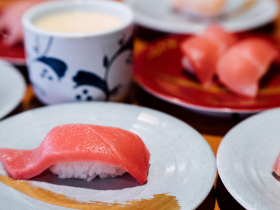 壽司郎屁孩有多慘？日媒曝近況...鄰居：他很聽話！上季海外業績暴增，全靠「這區」日賣10萬盤