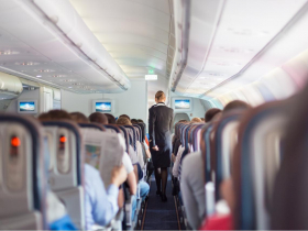 飛到北極上空，他心臟驟停恐撐不到降落... 機上56位心臟專科醫神救援！脫險下機去派對慶生