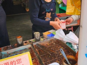 1張掉落鈔票，讓蔥油餅老闆娘被公審...有圖有真相？他2點狠批可笑文化：很多人都是如此處理爭議