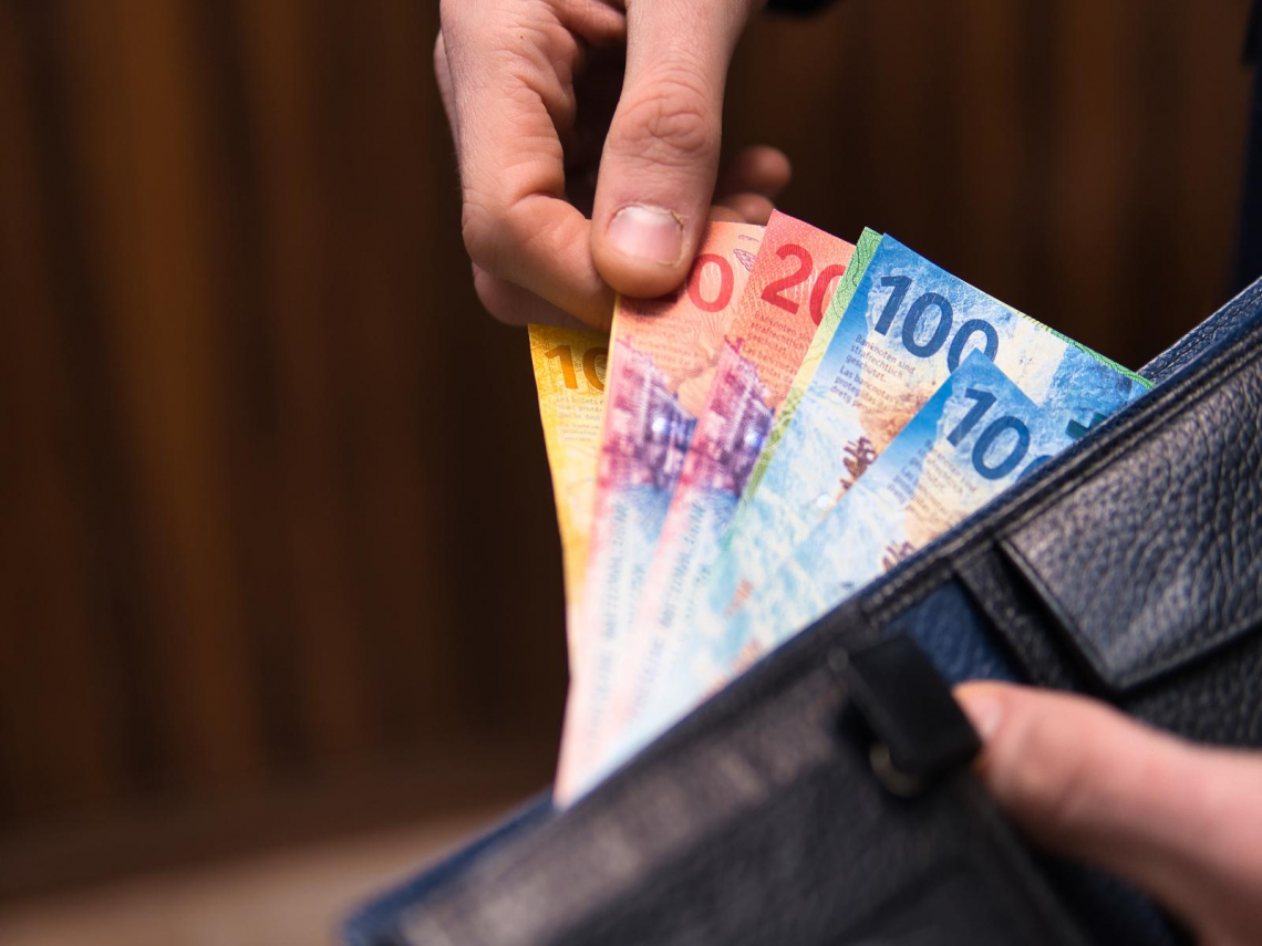 瑞信員工狂打電話找工作，職位重疊恐爆裁員潮...瑞士政府出手的代價：每位國民得分擔41萬- 今周刊