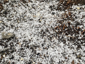 玉山降初雪！創80年最晚到紀錄...追雪族該衝了？已積雪0.5公分，氣象局：今天還有機會下雪