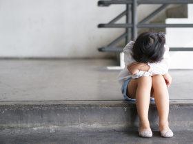 高雄小學生露營集體罰跪，校長遭撤換、暴走輔導員被開除... 團體秩序怎麼教？學者：應「講理」非「講力」