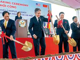 政治熱、景氣凍  亮眼的經濟成長率不再  美中拚場瘋狂搶親  越南政治經濟大震盪