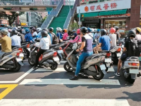 機車「兩段式左轉」該不該取消？6.6萬人是這麼想　民調出爐直喊「1事」很恐怖...