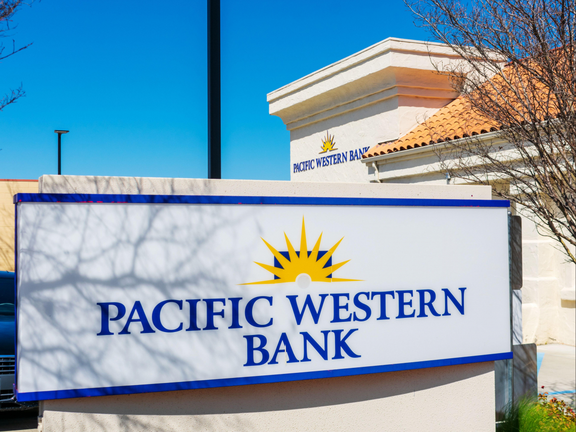 美國銀行地雷連環爆！PacWest考慮出售，盤後股價崩跌逾57%...拖累一票銀行股跟著跌- 今周刊