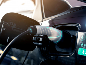 換電池比加油更便宜！不追求快速充電，新創公司 Ample靠「這招」在 10 分鐘餵飽電動車