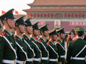 脫口秀「野狗段子」消遣解放軍，北京重罰6千萬、無限期暫停演出！他嘆：演員如「戴著鐐銬跳舞」