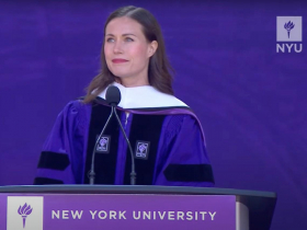 受邀紐約大學畢業典禮致詞》34歲芬蘭最年輕總理馬林：今天走出體育館，我希望你們記住3件事