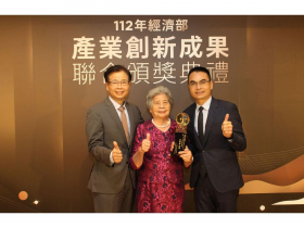 「結構教父」戴雲發與母親一同出席頒獎典禮 經濟部表揚「發明獎金牌」肯定為母親節「最好的禮物」