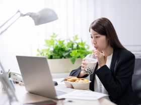 為何飯吃太快容易變胖？營養師曝3大關鍵原因：下一餐恐吃更多！4招慢吃秘訣快筆記