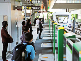 吊臂高空砸落軌道，列車撞上才煞停…關鍵15秒能做什麼？一表盤點全台捷運系統安全機制 