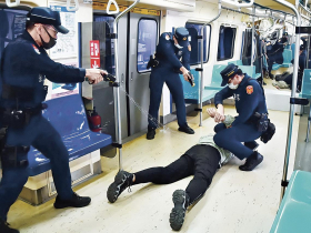 制止嫌犯近身攻擊  電擊槍使用率低、辣椒水恐激對立  比例原則拿捏不易  警察執法陷兩難