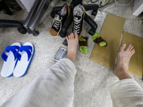 下雨天上班好崩潰！鞋子全濕超不舒服　除了塞報紙，7大速乾除臭好物「辦公室就能找到」