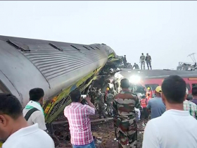 印度火車疑「開錯軌道」相撞近300死、800人傷　乘客們斷肢哀嚎，倖存者憶：一瞬間10多人壓在我身上