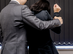 「我可以幫妳，只要偶爾讓我任性一下」…女導演淚控談腳本摸胸，洪智坤深夜道歉會彌補過錯，陳菊烙重話！