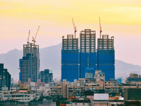 我得先搬到馬路才能買新屋...央行打房「限貸新制」7月上路重傷換屋族　房仲：2方法解套止血