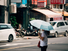 一週天氣／熱爆！飆37度高溫，3地仍有短暫雷陣雨...端午連假天氣如何？「這2天」出門記得帶傘