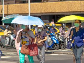 好熱！13縣市高溫飆36度「夏季3熱區浮現」，端午連假還會下雨嗎？一圖看一週天氣