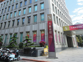 股利不一定是金飯碗  逢低買進才是王道 殖利率最高六％  金融股聰明卡位教戰