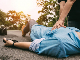 「如果不行動，考證照有什麼用」，工人遭夾死男大生跪地CPR「安全帽都沒脫」…見義勇為怎自保？