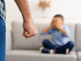 兒科醫家暴打孩100個巴掌，生母還原真相...一句「爸爸對不起你們」背後藏暗黑心理學：讓人失去判斷