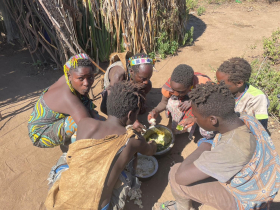 花漾女孩看世界》他們不需要工作賺錢、靠漿果野味填飽肚，還擁有地球上「最多樣化腸道微生物」