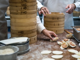 餐飲業開4萬元沒人應徵，他揭痛苦關鍵「根本逼人離職」！專家：常見但不違法，難兼顧生活