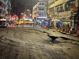 北市南京西路天坑擴大、雙向車道封閉，逾百戶暫供水、81戶瓦斯管線斷氣…市府判斷原因出在這