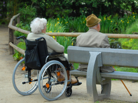 「去散步吧」82歲翁將輪椅妻推下海，自首判刑3年…法官一席話讓他落淚：照顧40年真的累了